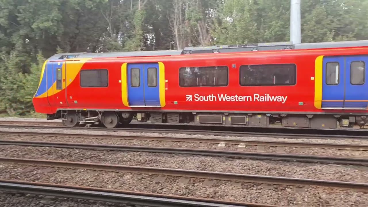 Trains at Raynes Park, 31/08/2022, SWML