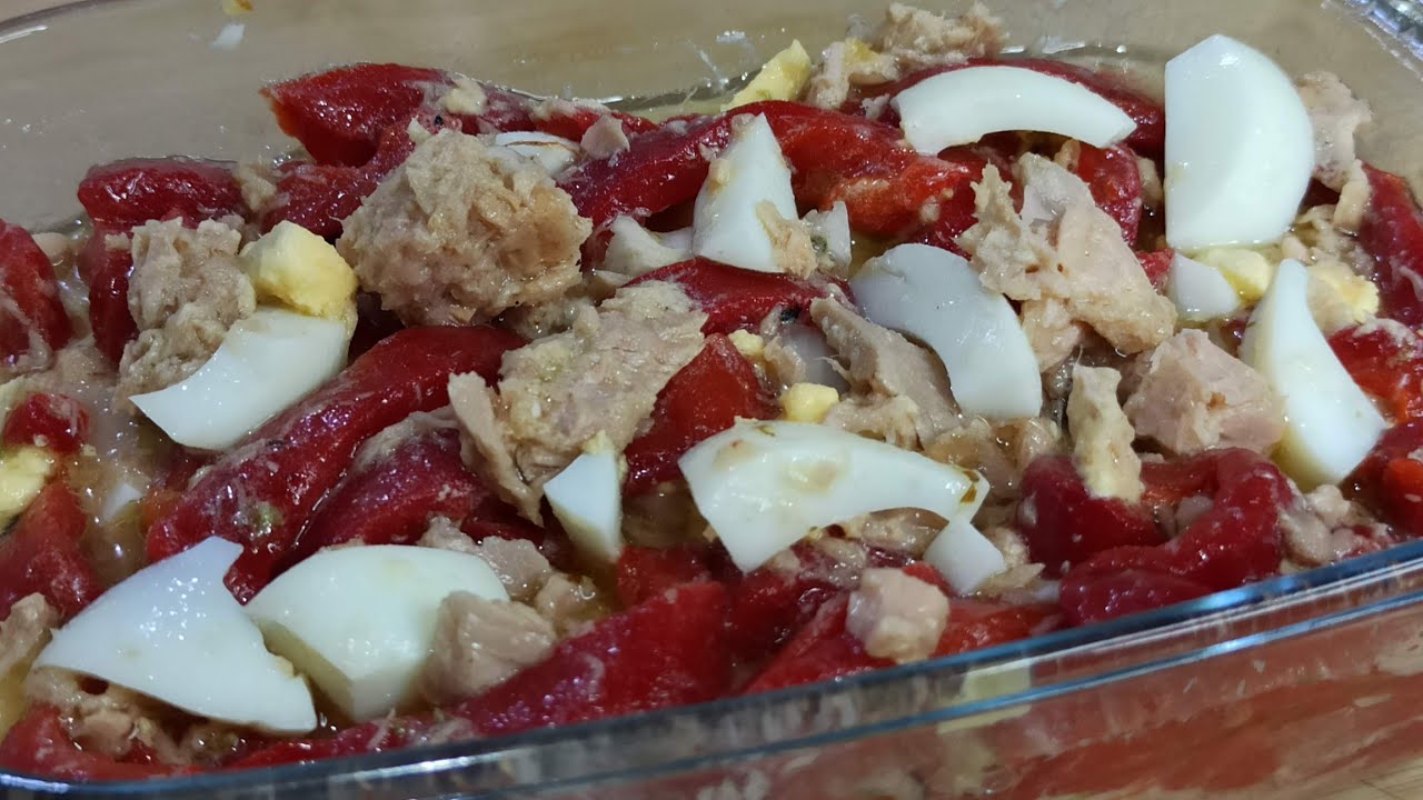 ENSALADA DE PIMIENTOS, ATÚN Y HUEVO. PREPARACIÓN EN 5 MINUTOS. Pimientos con una vinagreta especial.