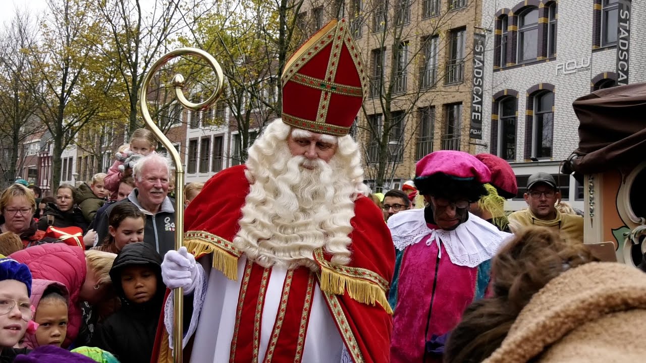 Sinterklaas komt met paard en wagen aan in Den Helder
