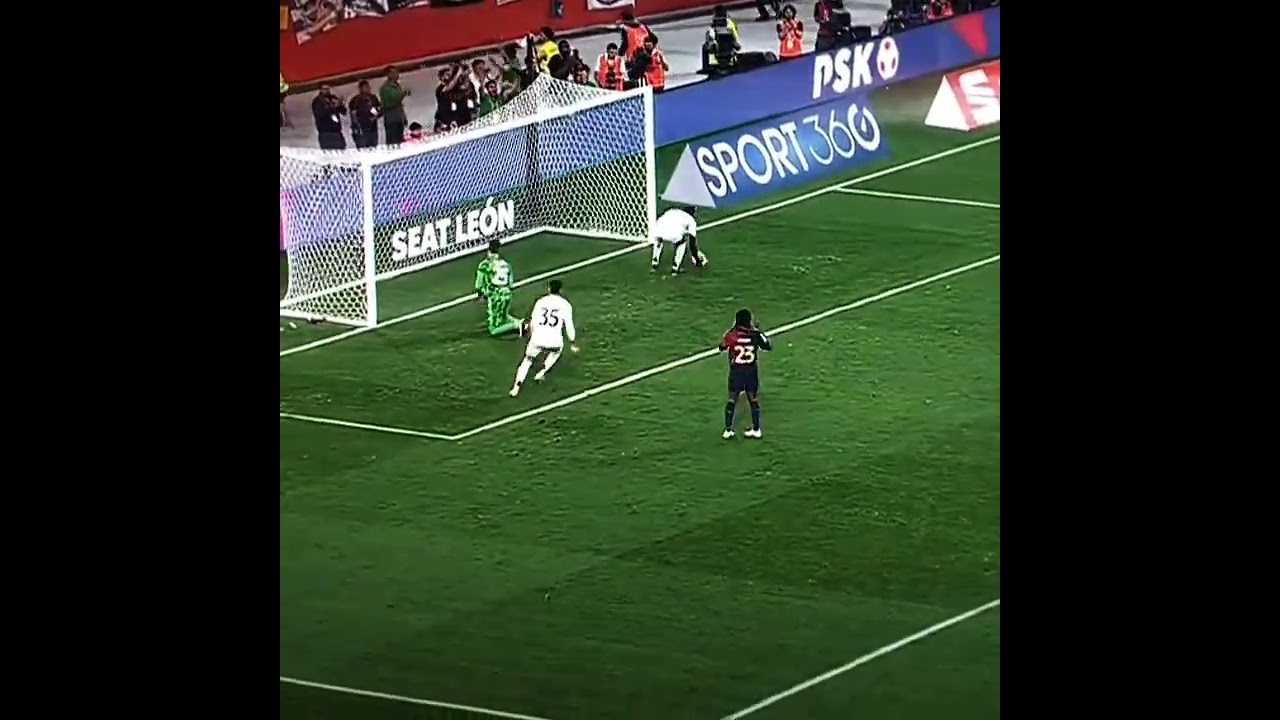 This free kick...🥶🔥☠️ 