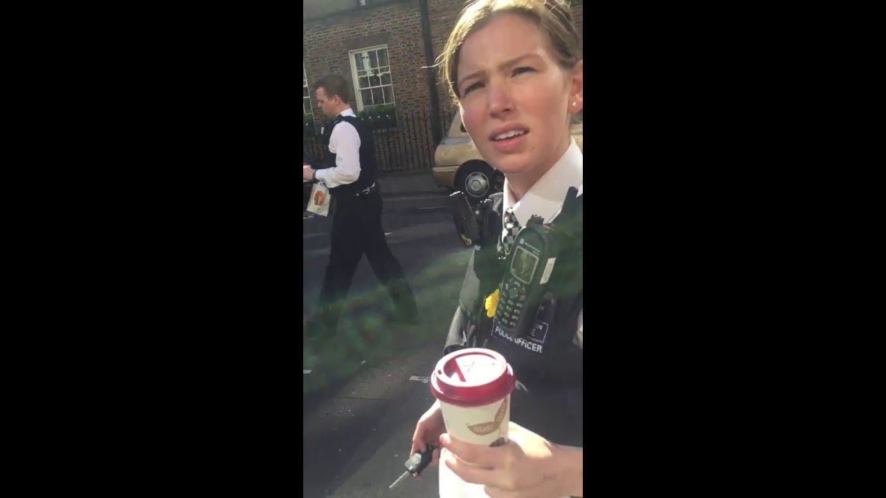 Police Parking Illegally on Double Yellow line to get Coffee