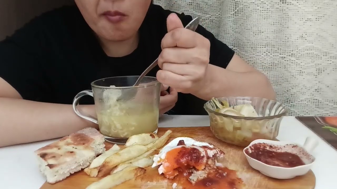 Мукбанг бифштекс, лапша 