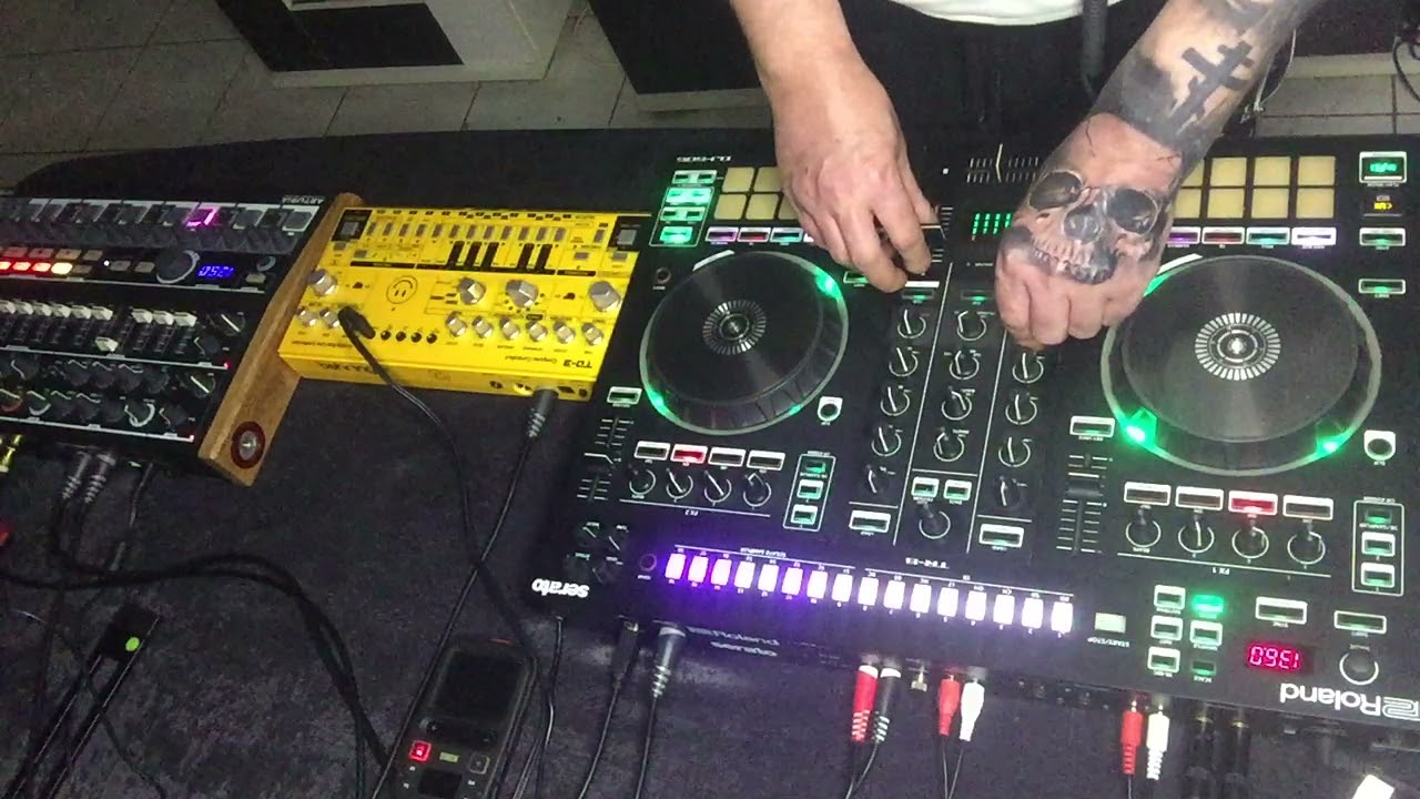 Hbrd Techno mx // Roland DJ 505,Arturia MiniBrute 2s,Behringer TD 3