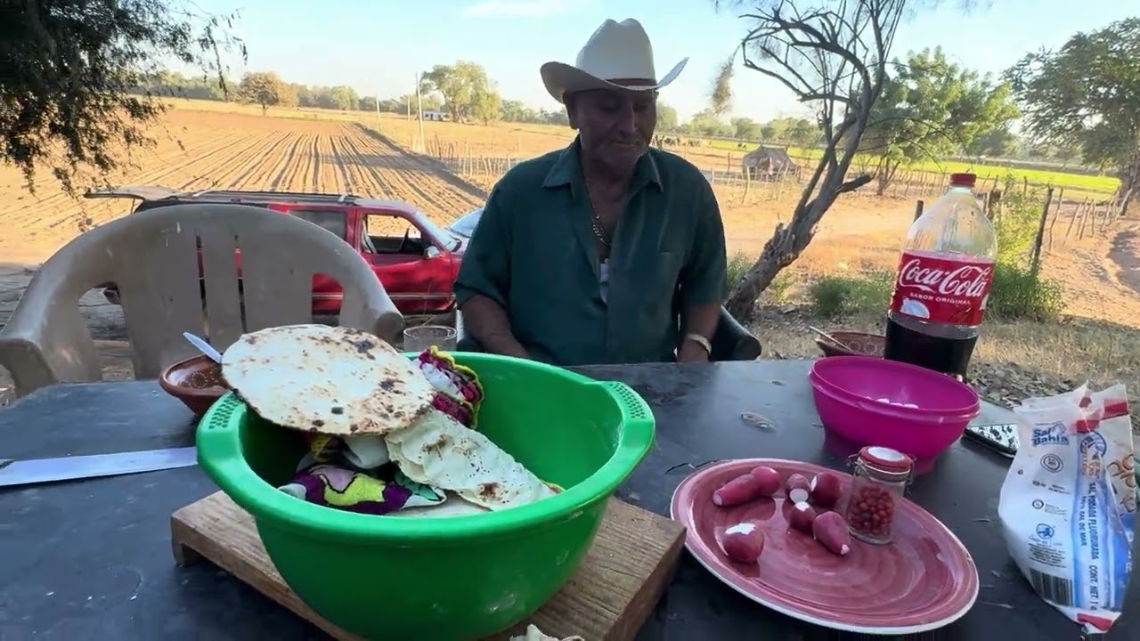 Doña Ramona y Rosario me invitan a un frijol cosagüi con hueso
