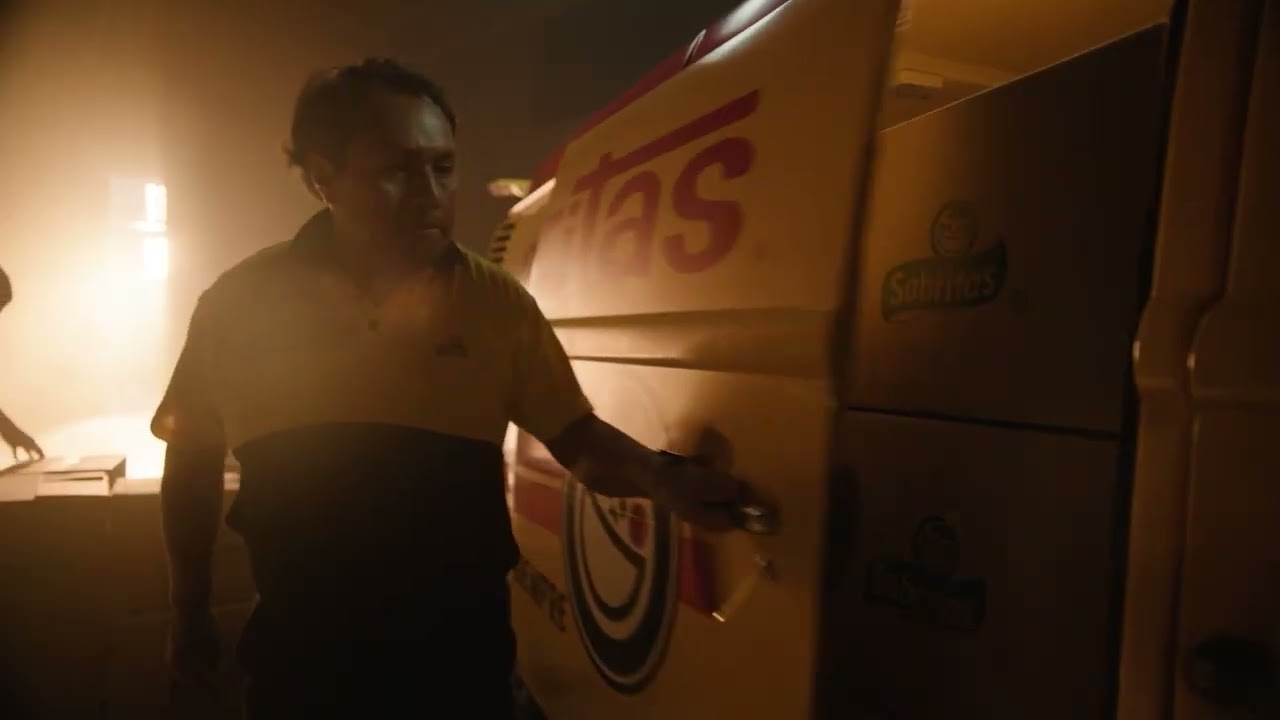 Archer Troy y Sabritas apuestan por la nostalgia noventera en una nueva campa&ntilde;a