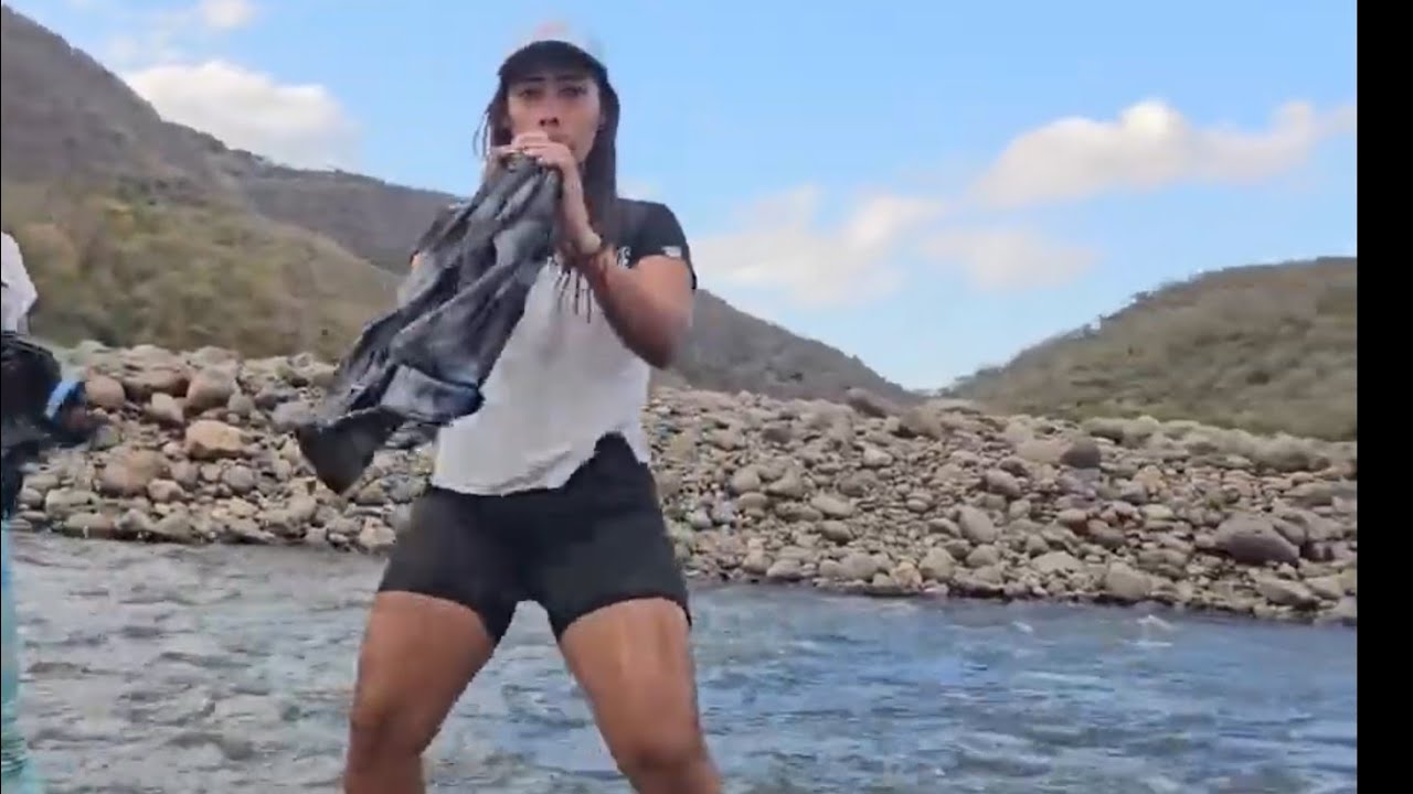 Chica sexi 🥰Labando ropa 😍
