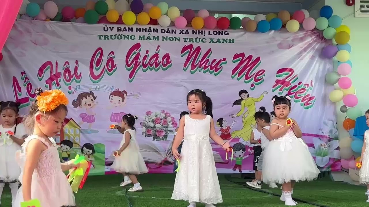 Bé múa văn nghệ ở trường trúc xanh