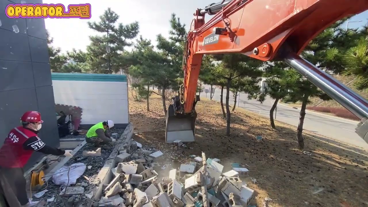 날일 갔는대 좁은곳에 들어가 옹벽 철거해야되는대 첨에는 난감했는데 하다보니 적응하고 마무라가 되군요 ㅎㅎ#Excavator working