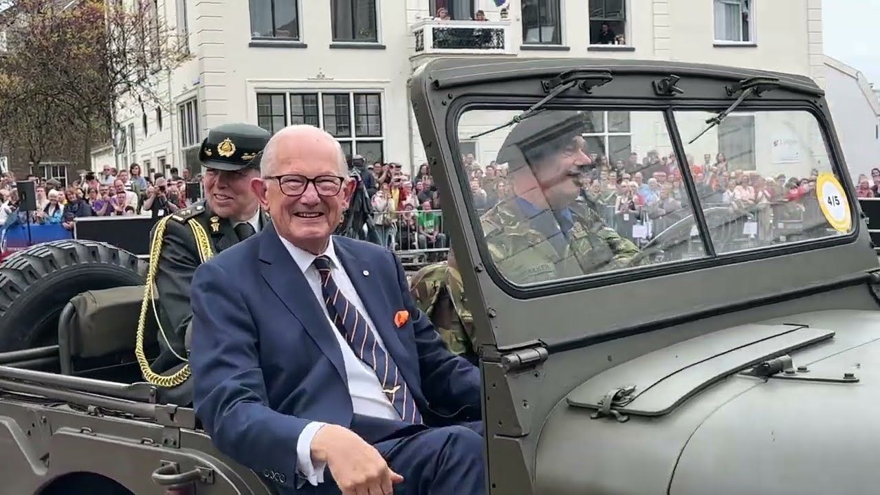 Pieter van Vollenhoven met jeep in Bevrijdingsdefilé Wageningen