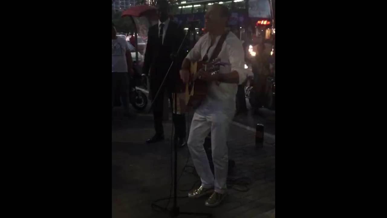 Chester Bennington of Linkin Park playing solo in the streets of Beijing 07032016