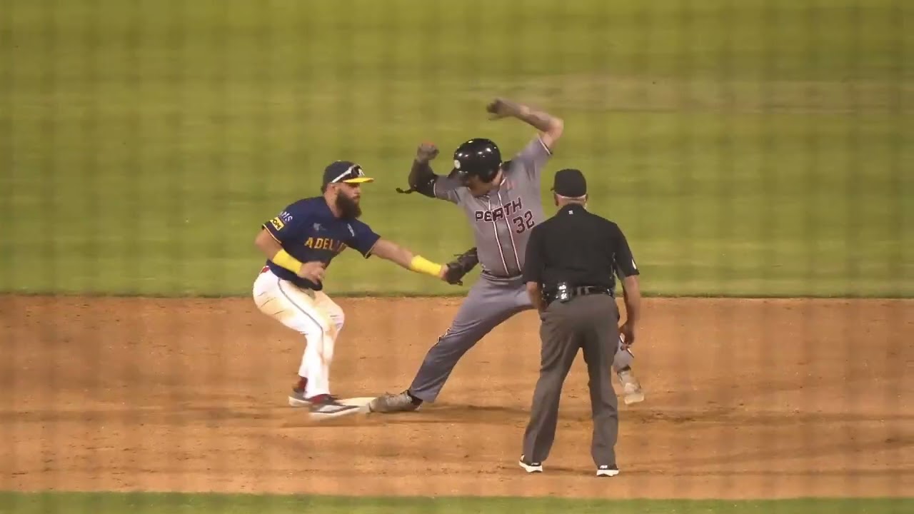The Perth Heat batters combine for 8 runs in the top of the seventh!