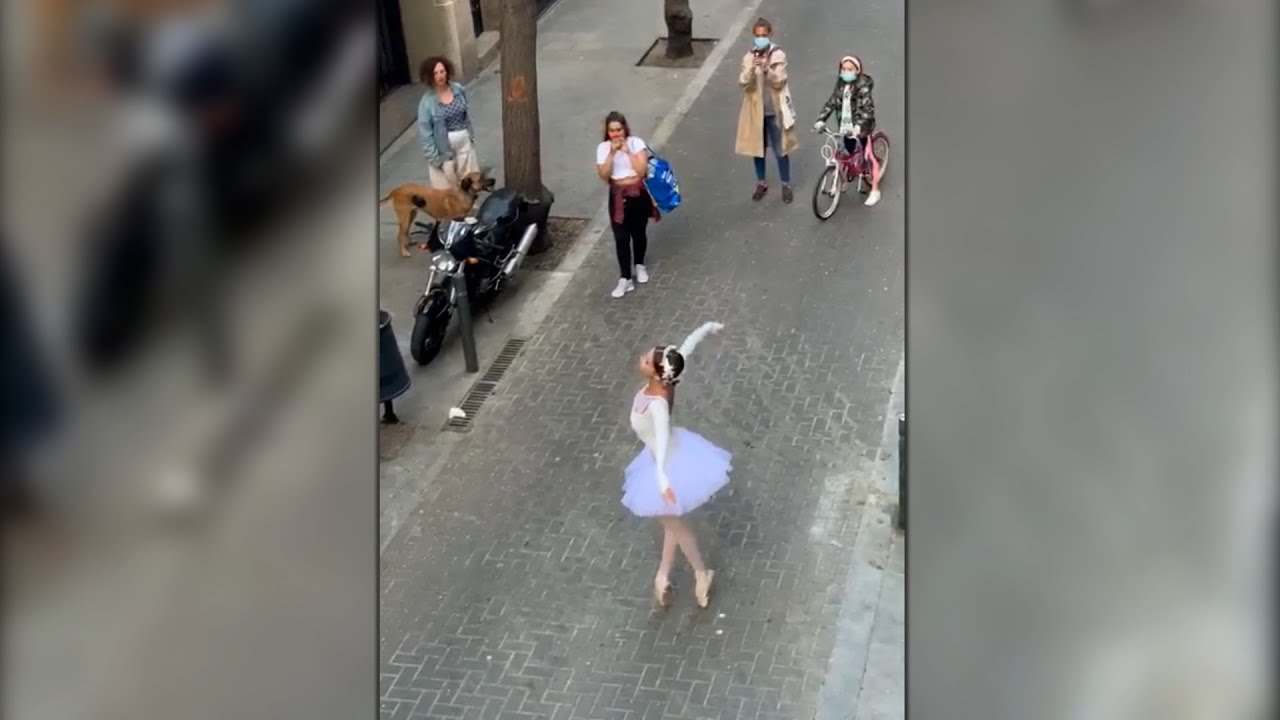 Una bailarina interpreta 'El lago de los cisnes' en la Vila de Gràcia