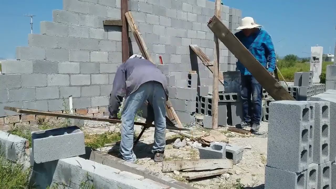  Este es mi maestro albañil que me enseñó a trabajar