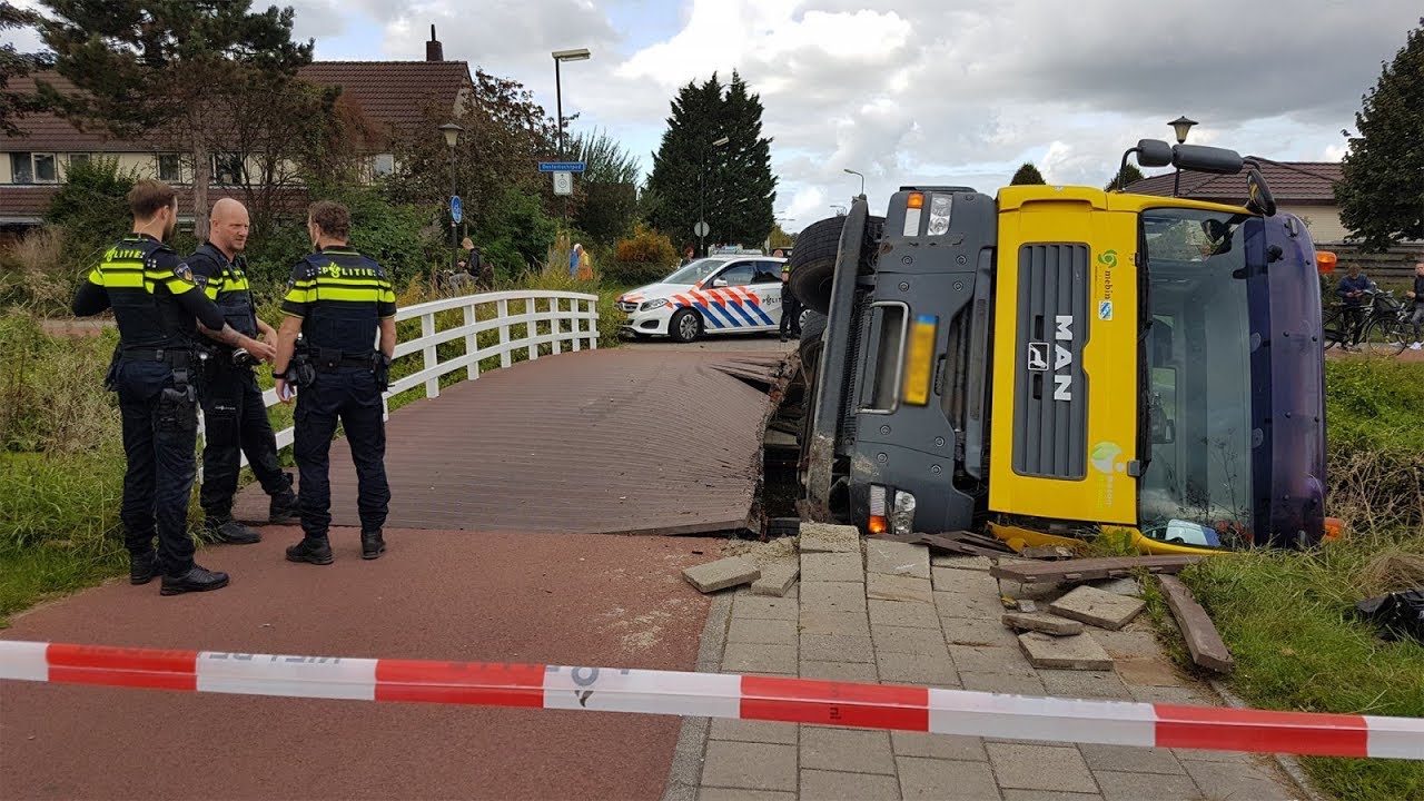 Betonmixer zakt door fietsbrug en belandt in de sloot