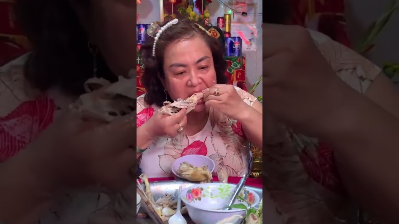 Xuyến có tiền ăn mạnh quá nguyên con gà luôn nè