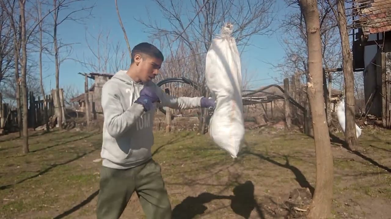 Ne antrenăm la sacul de box 🥊🥊