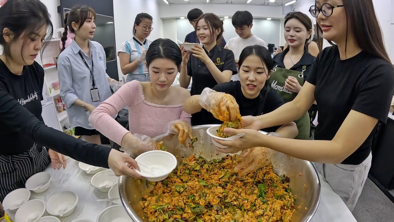 베트남 직원들에게 대왕 양푼비빔밥 40인분을 만들어줬습니다