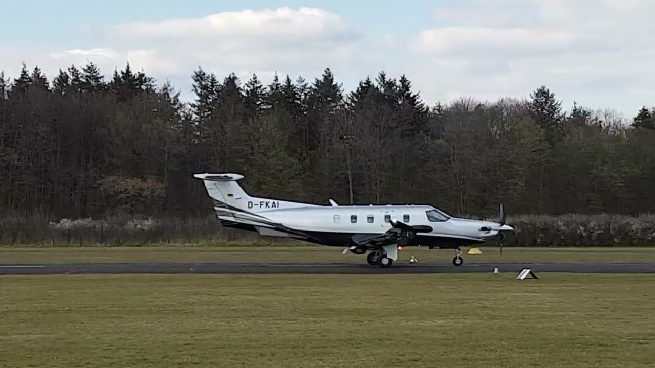 2x PC 12 und einmal Partenavia P.68 auf dem Flugplatz Ringheim