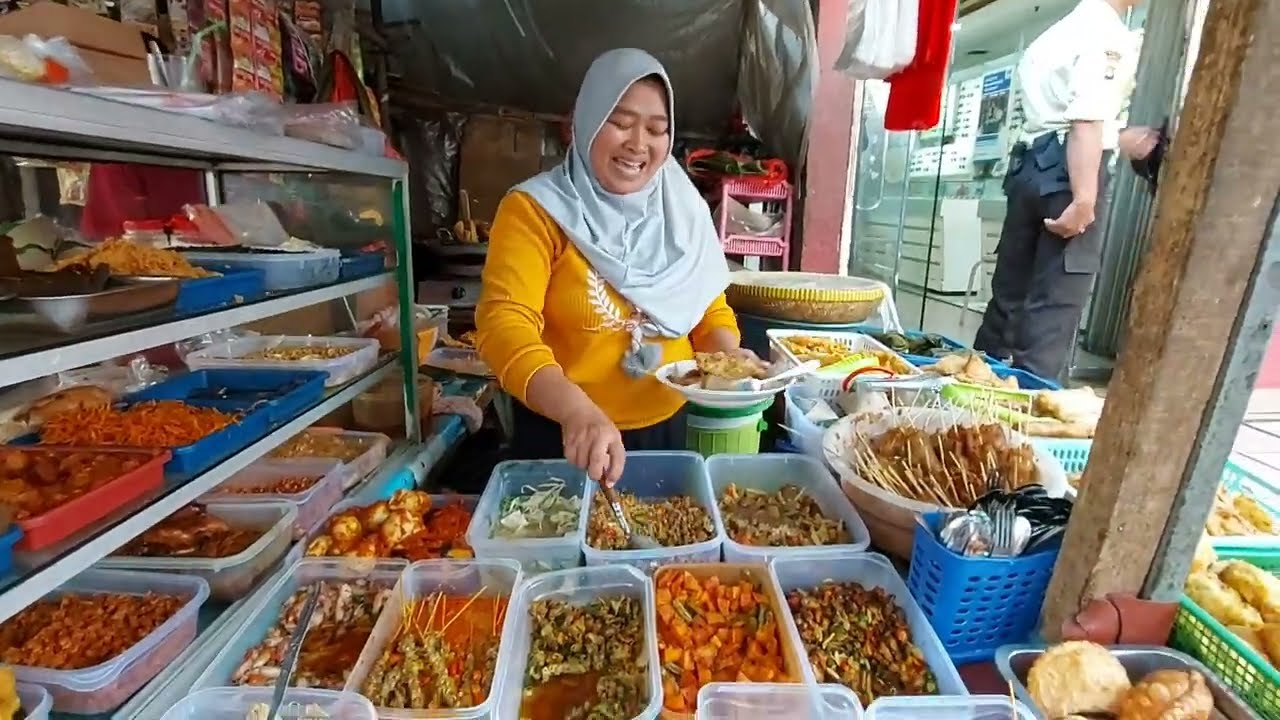 WALAU TEMPATNYA KECIL TAPI TERHIDANG 30 MENU LEBIH & SEMUANYA JUARA !! INDONESIAN STREET FOOD