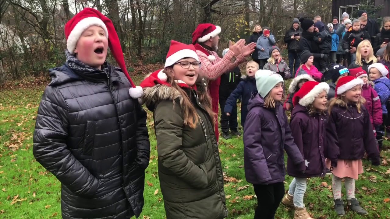 Malchow Family - børnene er med til at vække julemanden på Brinksgaard
