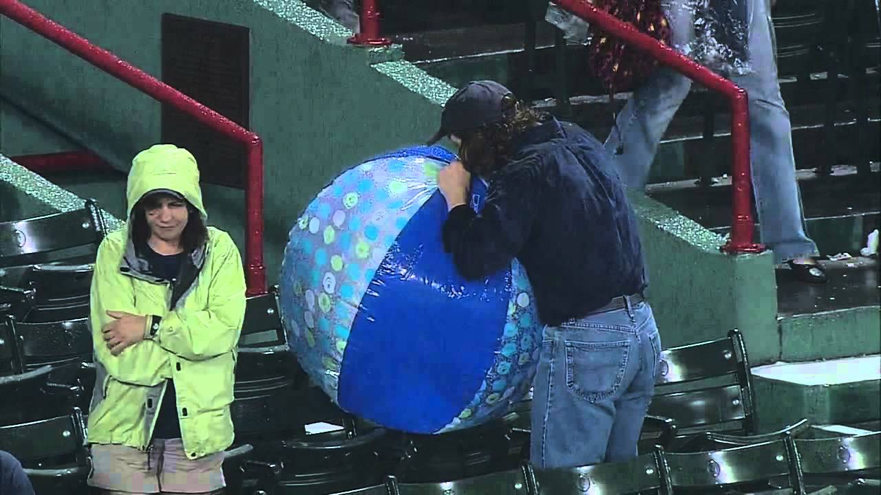 2013/05/23 Fan with beach ball gets tossed