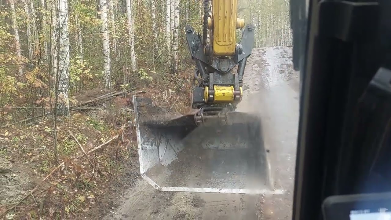 Ojaluiska kauhalla tie ojan kaivuuta KOMATSU PC 170 LC -22