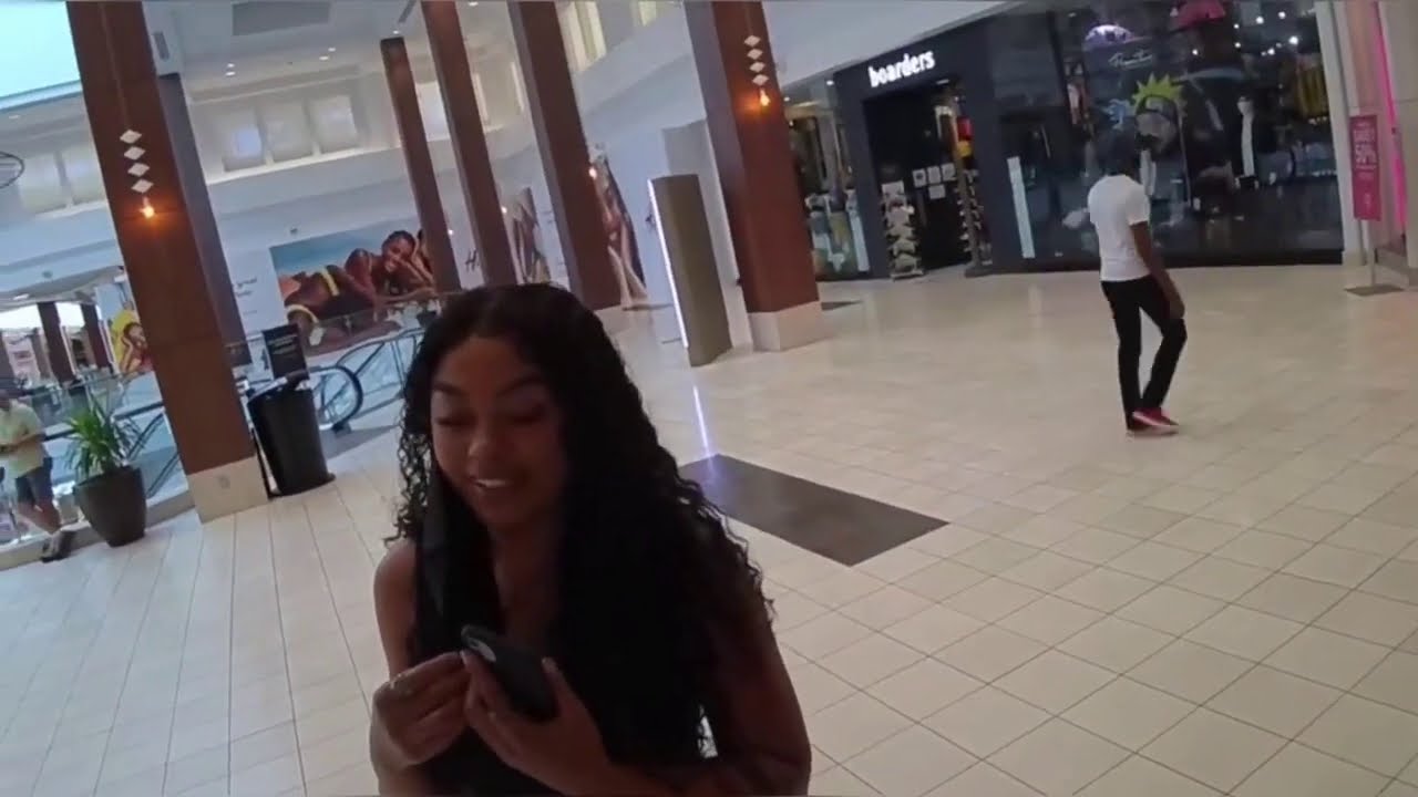 Pick Up Lines On Random Girls At The Mall!