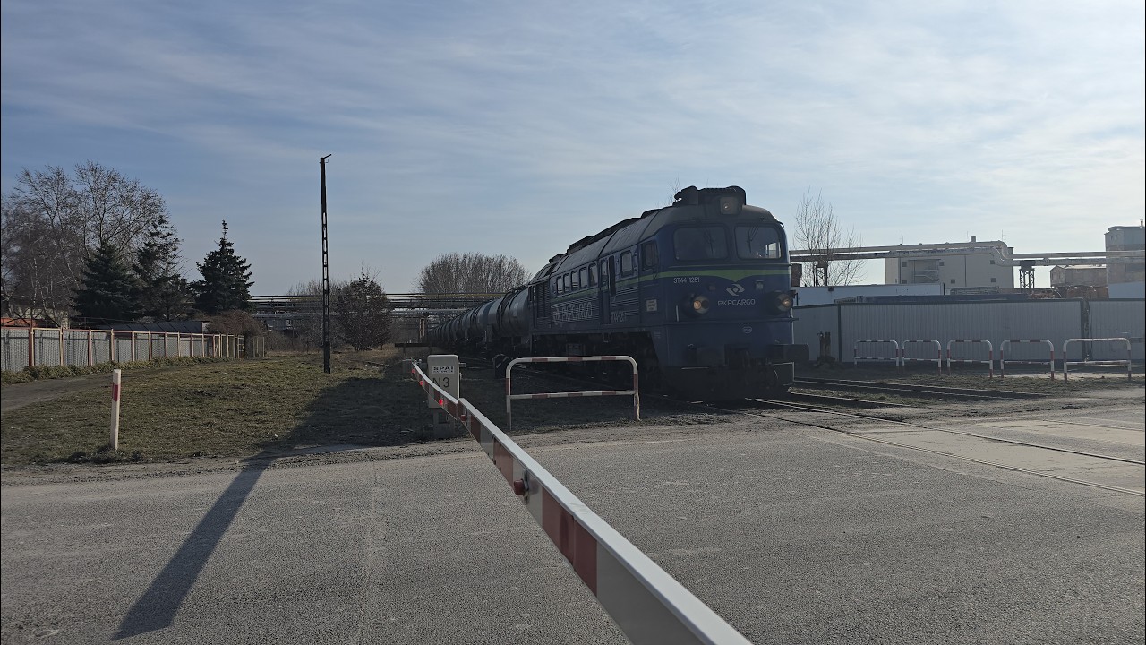 ST44-1251 z cysternami Bungee z Kruszwicy przejazd kolejowy fabryczna Inowrocław.