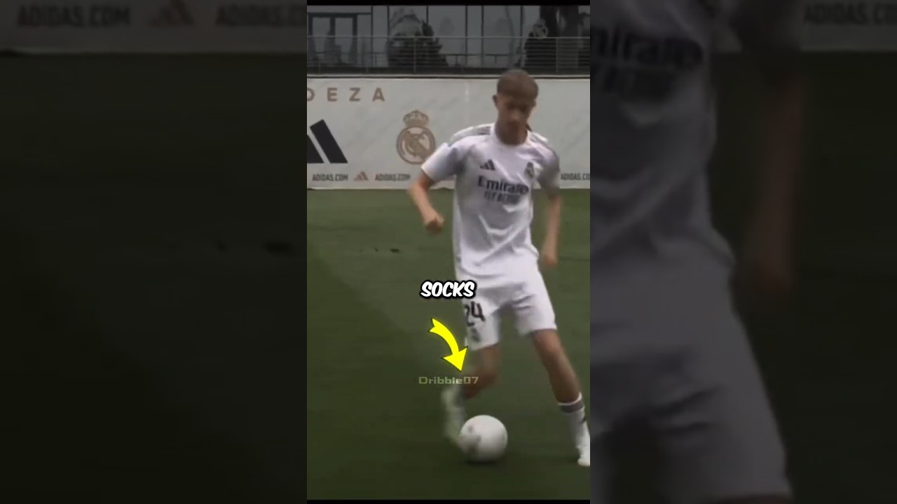 Почему Дин Хёйсен носит носки так низко? 🧦👀