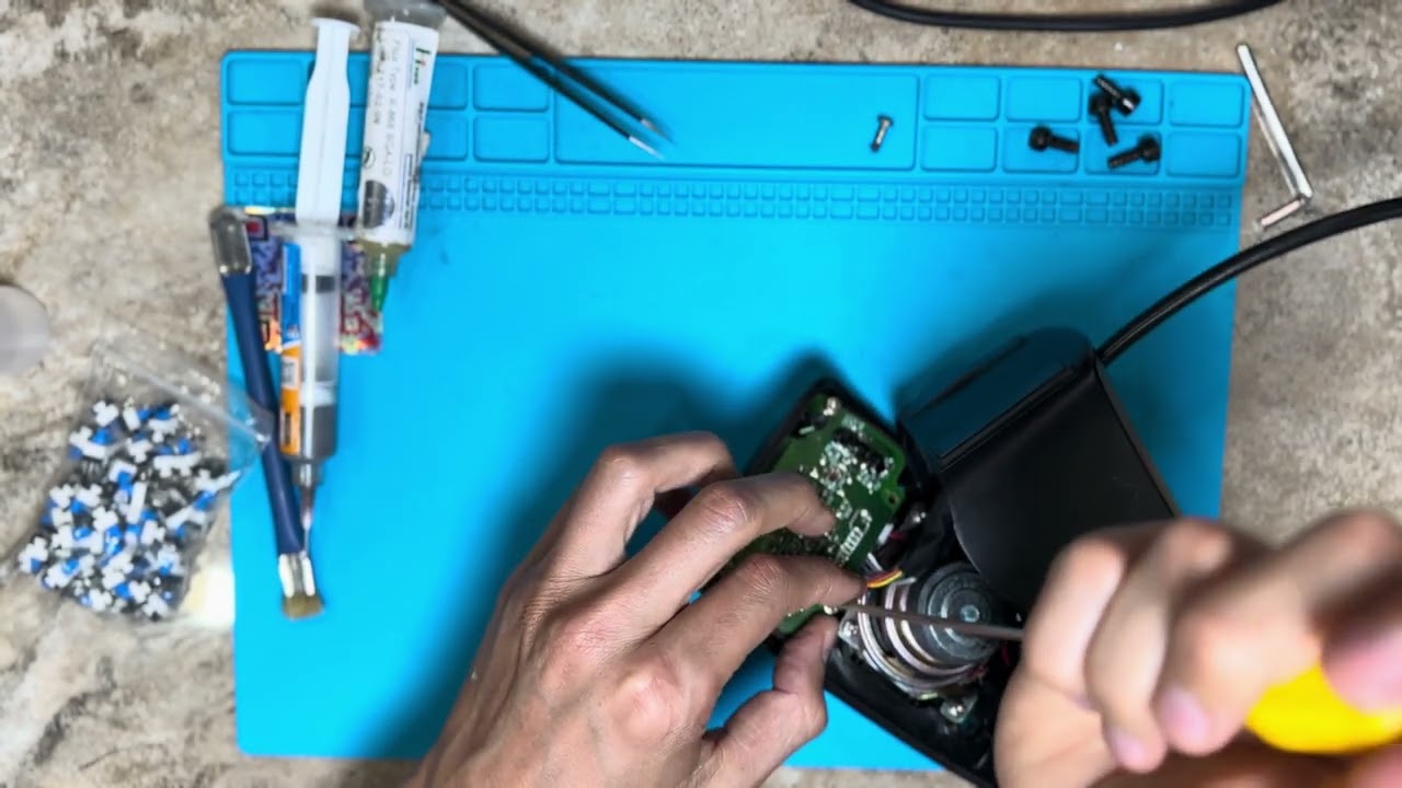 Bocinas Logitech 5.1 Canales Z506 reparación de botones de encendido.