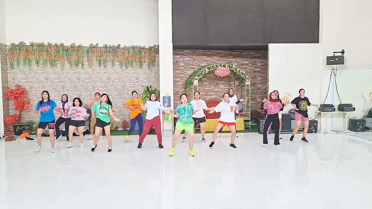 ZUMBA ZIN DINAR BAILA CON LA OLA #zumba #zumbafitness #zumbadance 