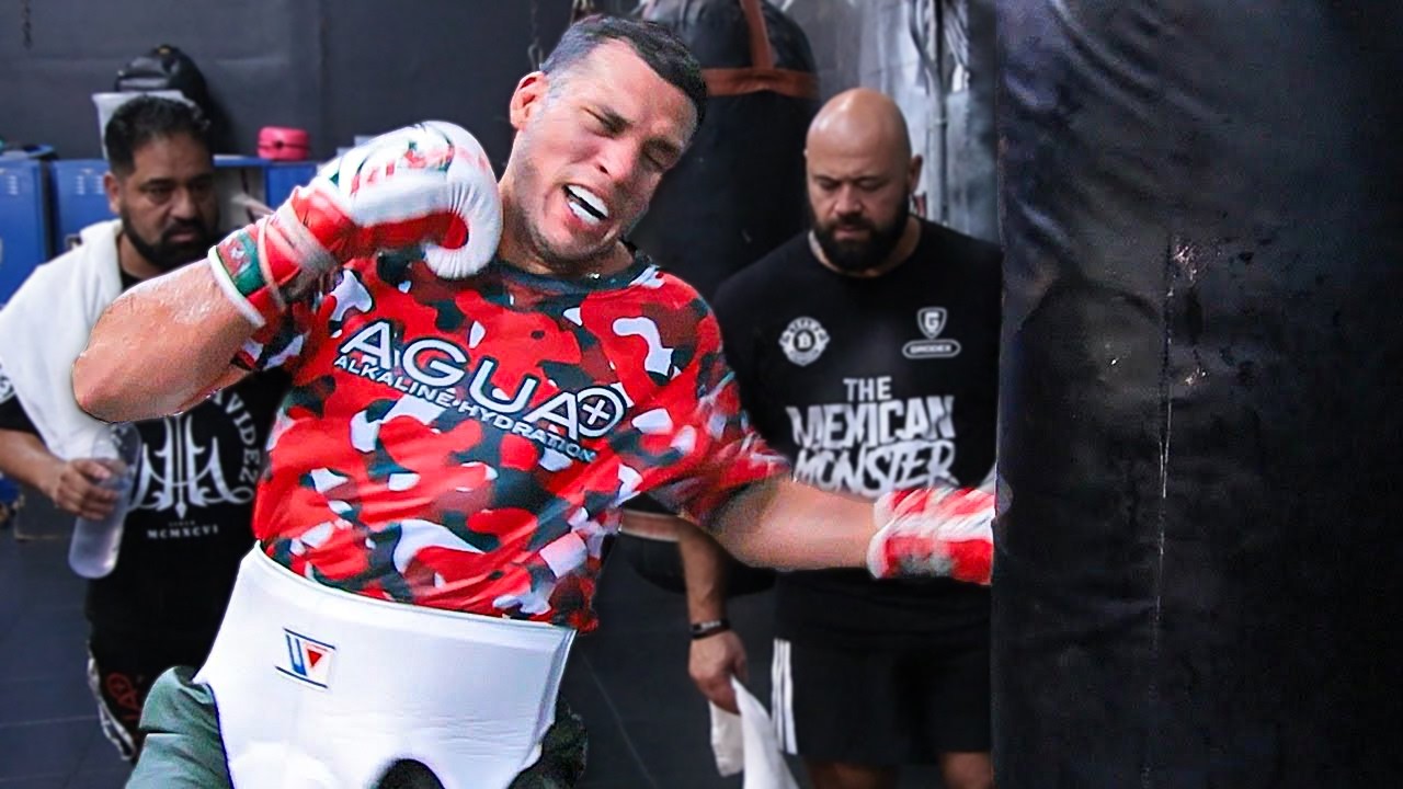 David Benavidez body shots could DROP A HORSE! RIPS heavybag in scary display of power!
