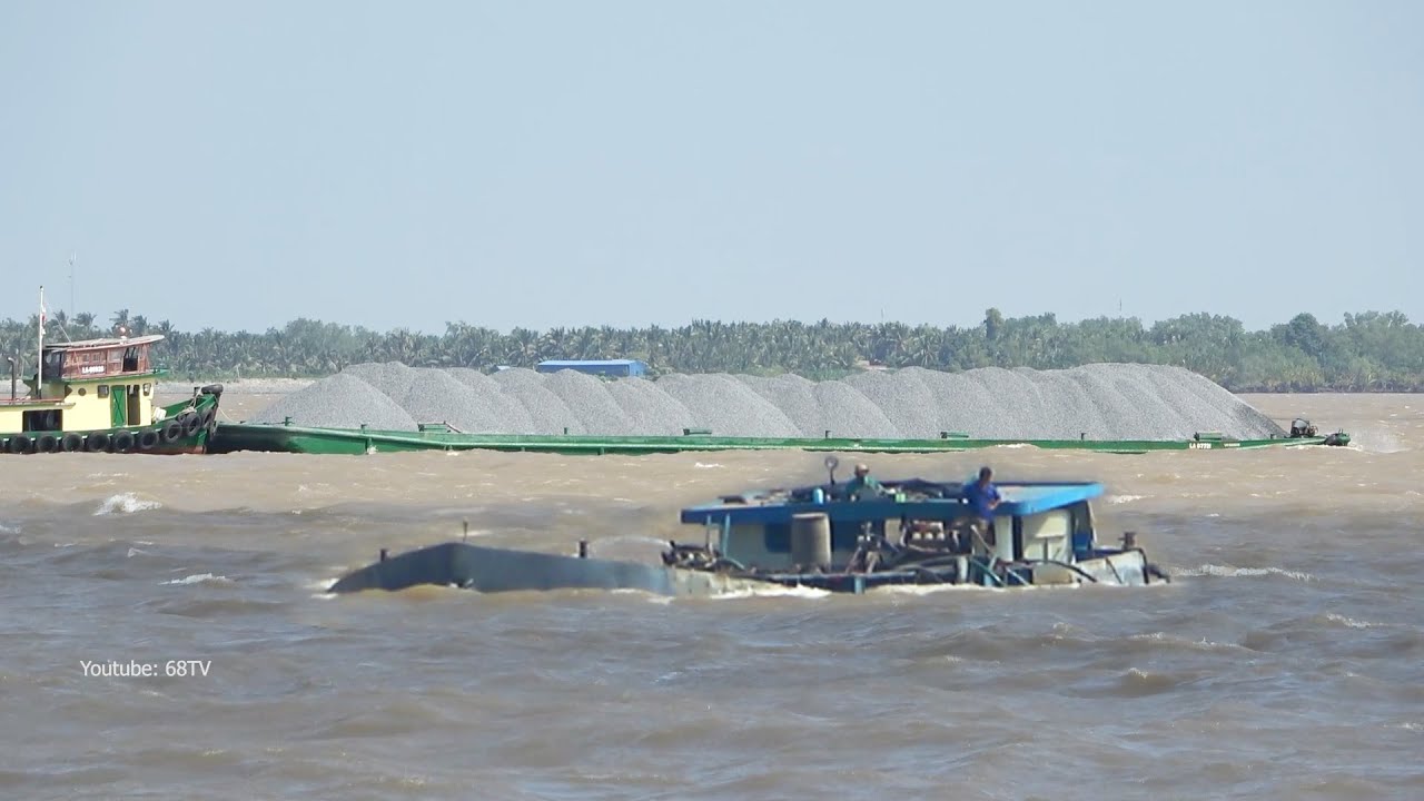 Boong chở núi đá khổng lồ đi qua cầu cổ chiên