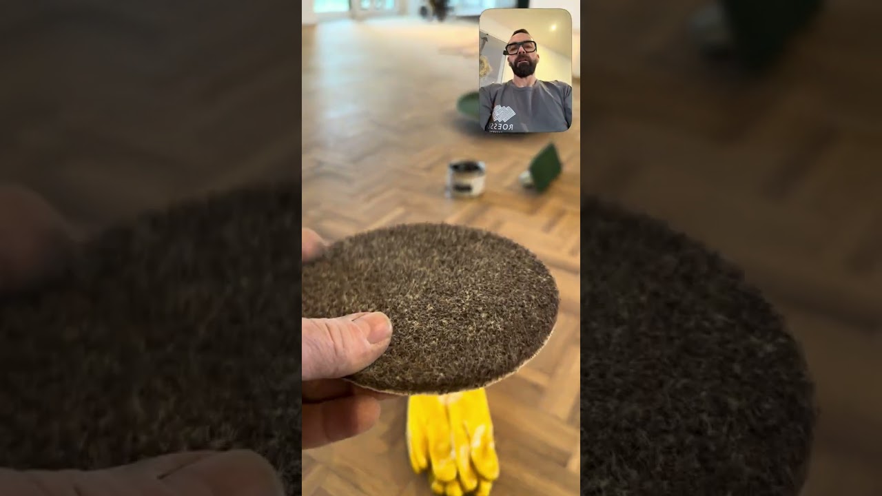 Parkett trocken reinigen und neu ölen.