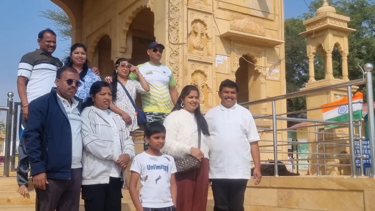 आमचा सर्वांचा वेगळाच लूक..😅खूप मोठी भव्य मूर्ती..😍 तनोट देवी मंदिर..🙏🏻