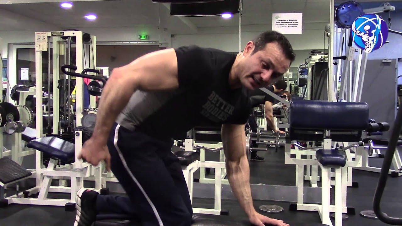 Musculation triceps : les kickbacks à la poulie
