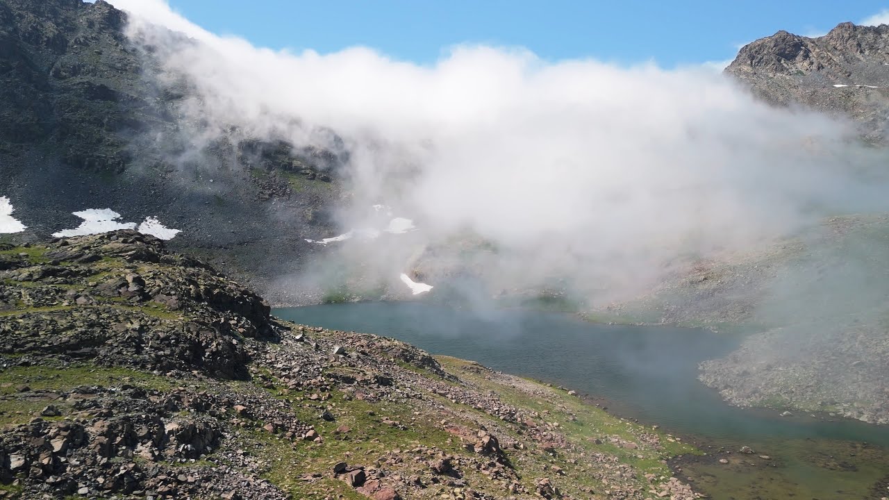 Solo hiking in northeast Türkiye, where glacier lakes meet the mist