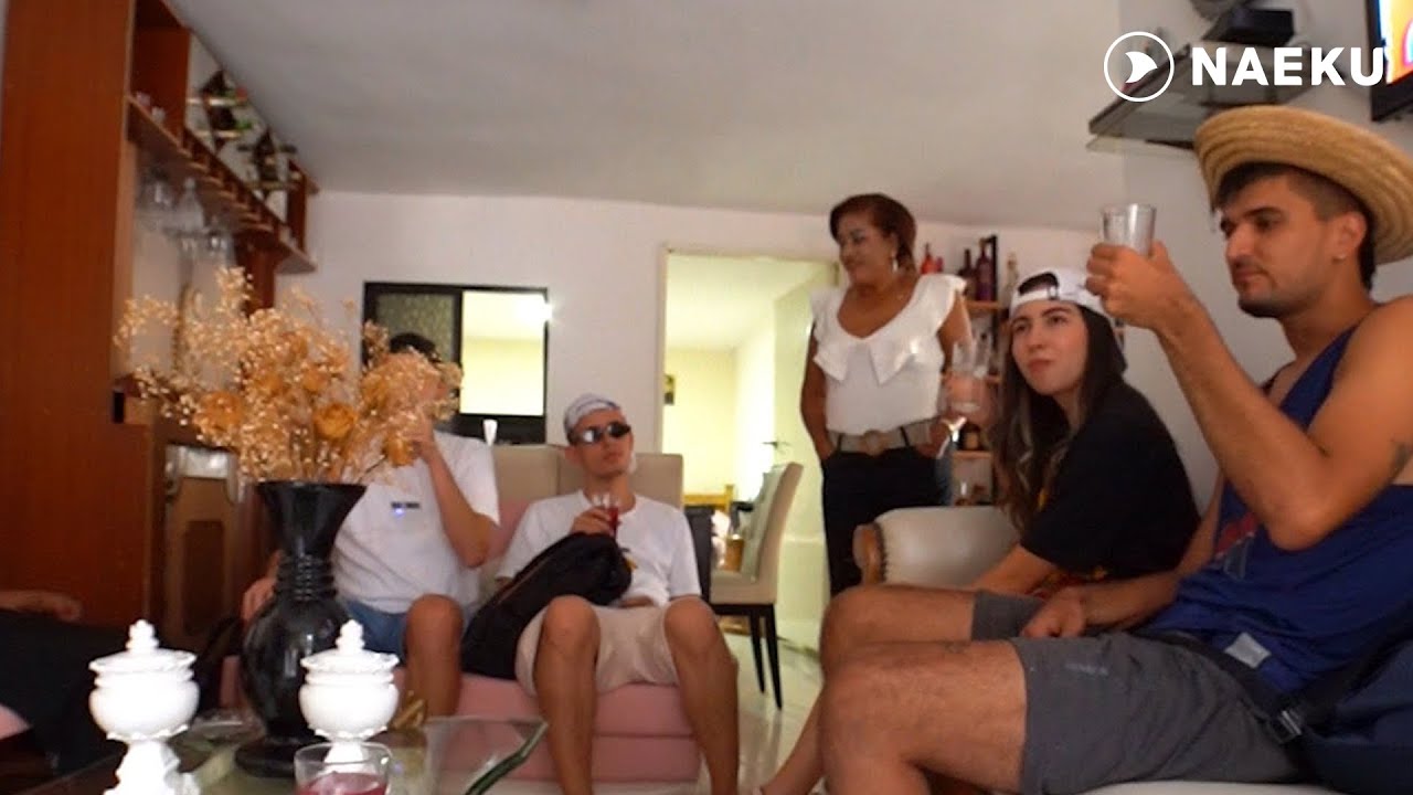ESTUDIANTES DEL EXTRANJERO ENTRANDO A CASAS!!