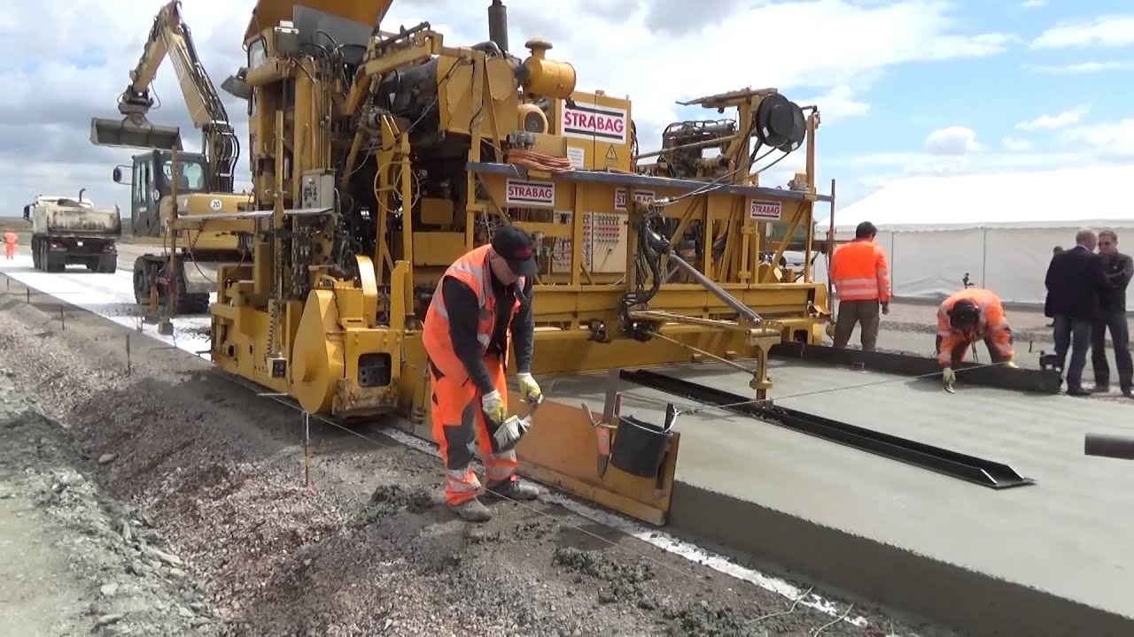 Schnellbetoneinbau mit dem Gleitschlaungsferitger auf der A71 bei Erfurt
