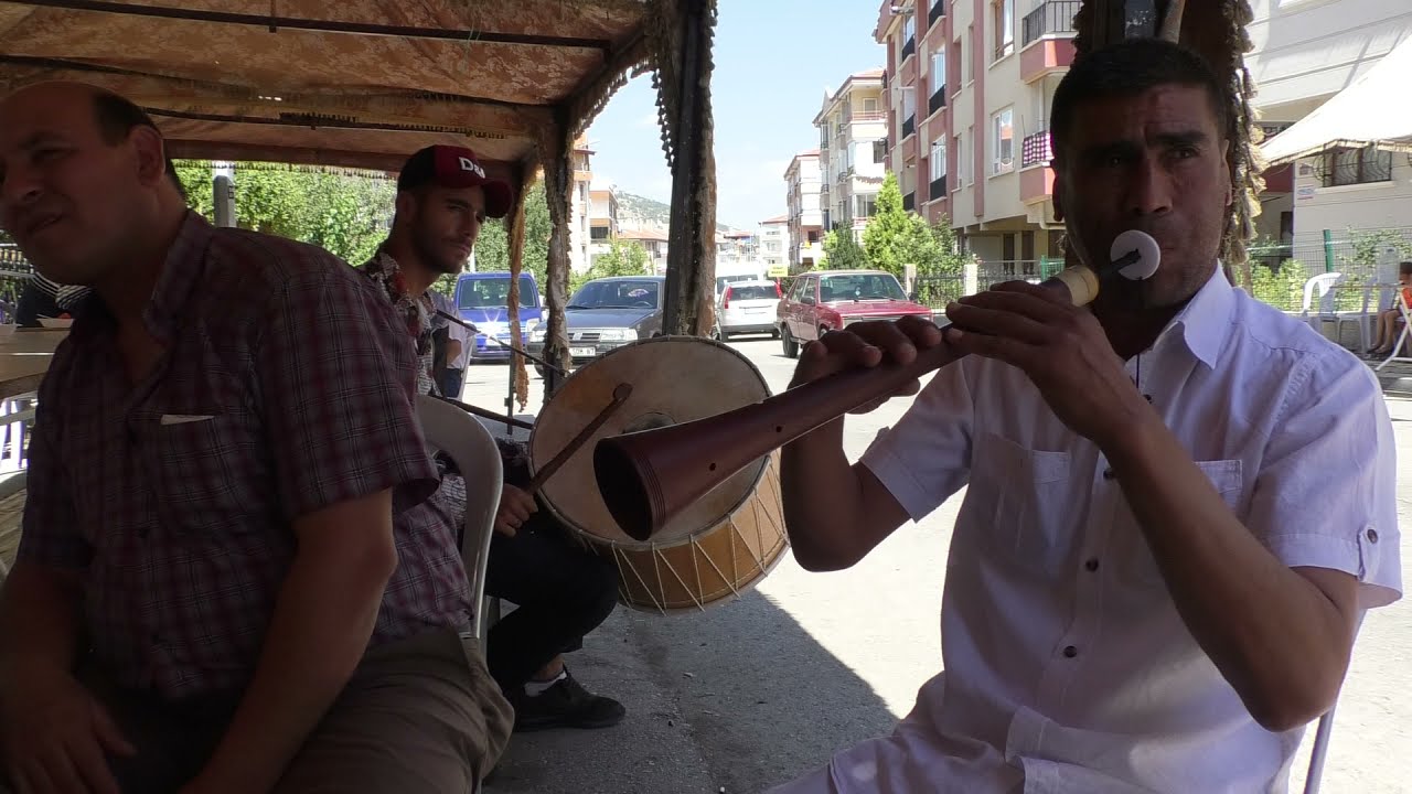 ELMALILI KOÇ ZURNAYI AĞLATAN ADAM BU ADAMA DİKKAT MÜKEMMEL ÇALIYOR HER TELDEN DEDE