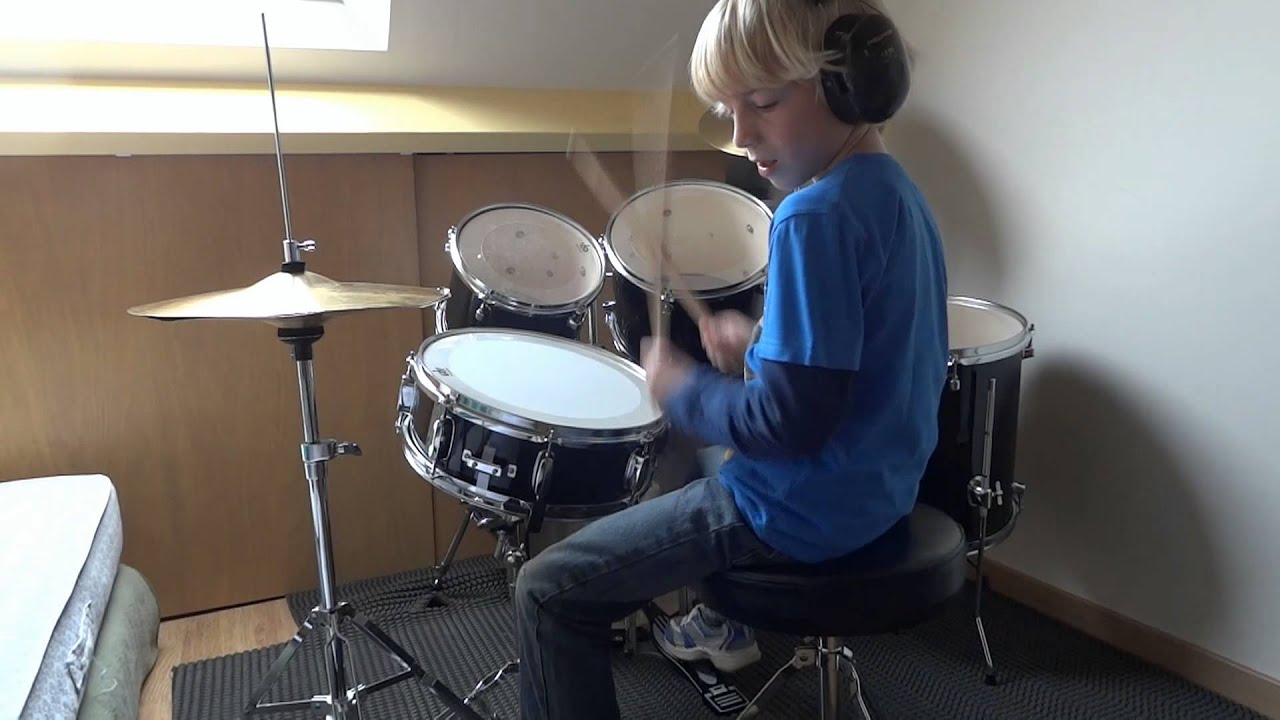 Roan (7) aan het drummen op zijn Mapex Tornado 5844