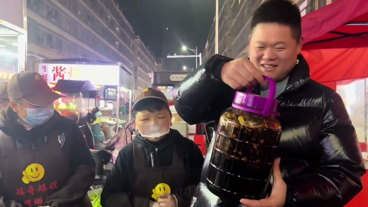 支持摆地摊创业的两个兄弟，矮哥矮嫂做螺蛳粉，魅力哥做炒饭炒粉