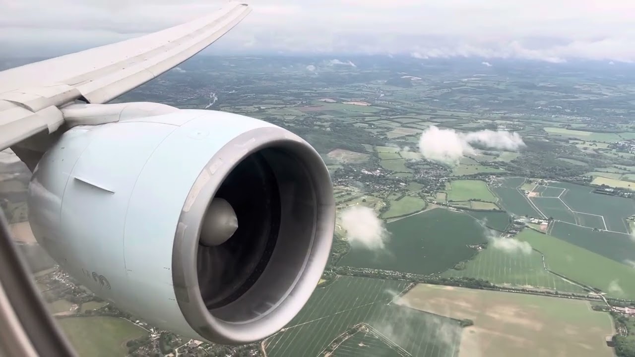 Cathay 777 landing in Heathrow