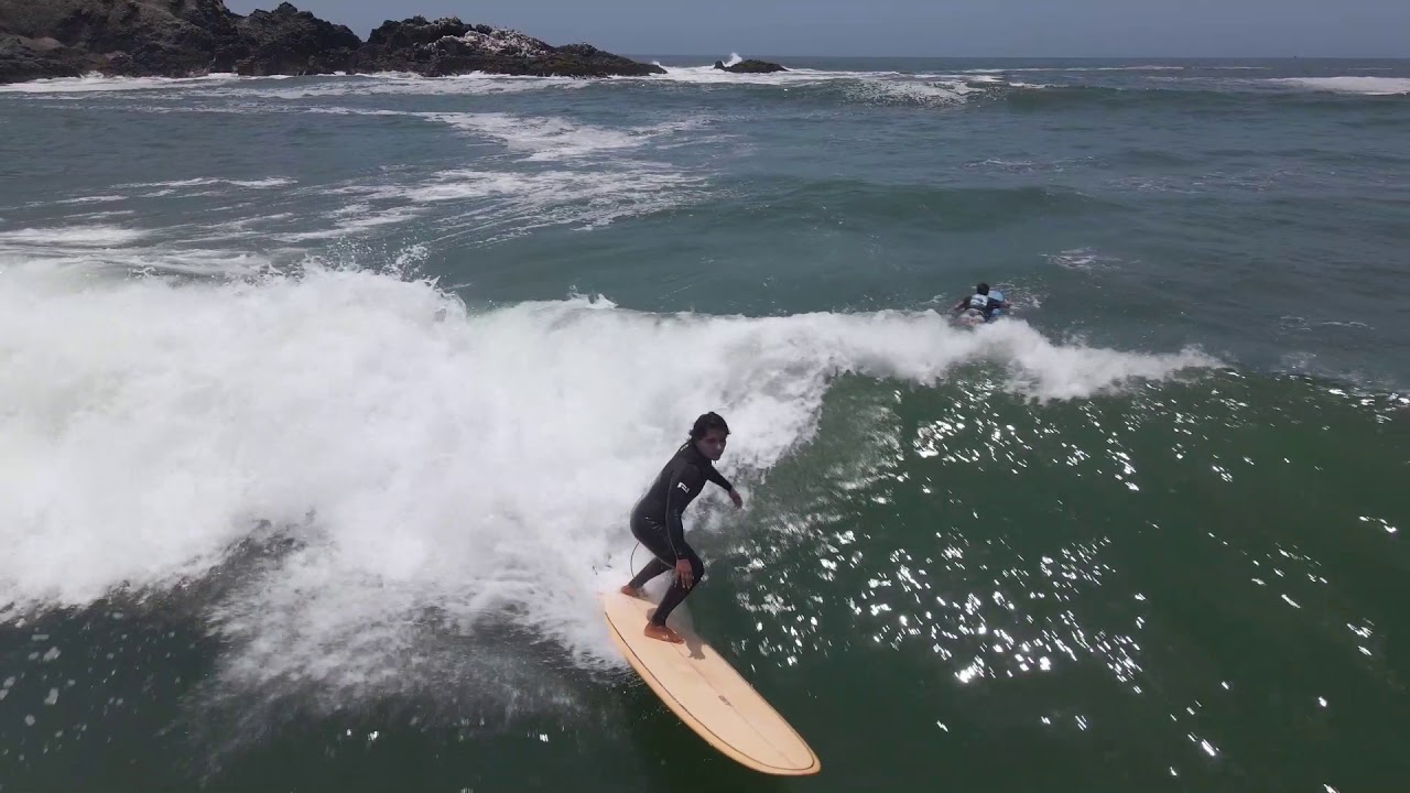 Surf Longboard en San Bartolo, Lima, Perú.