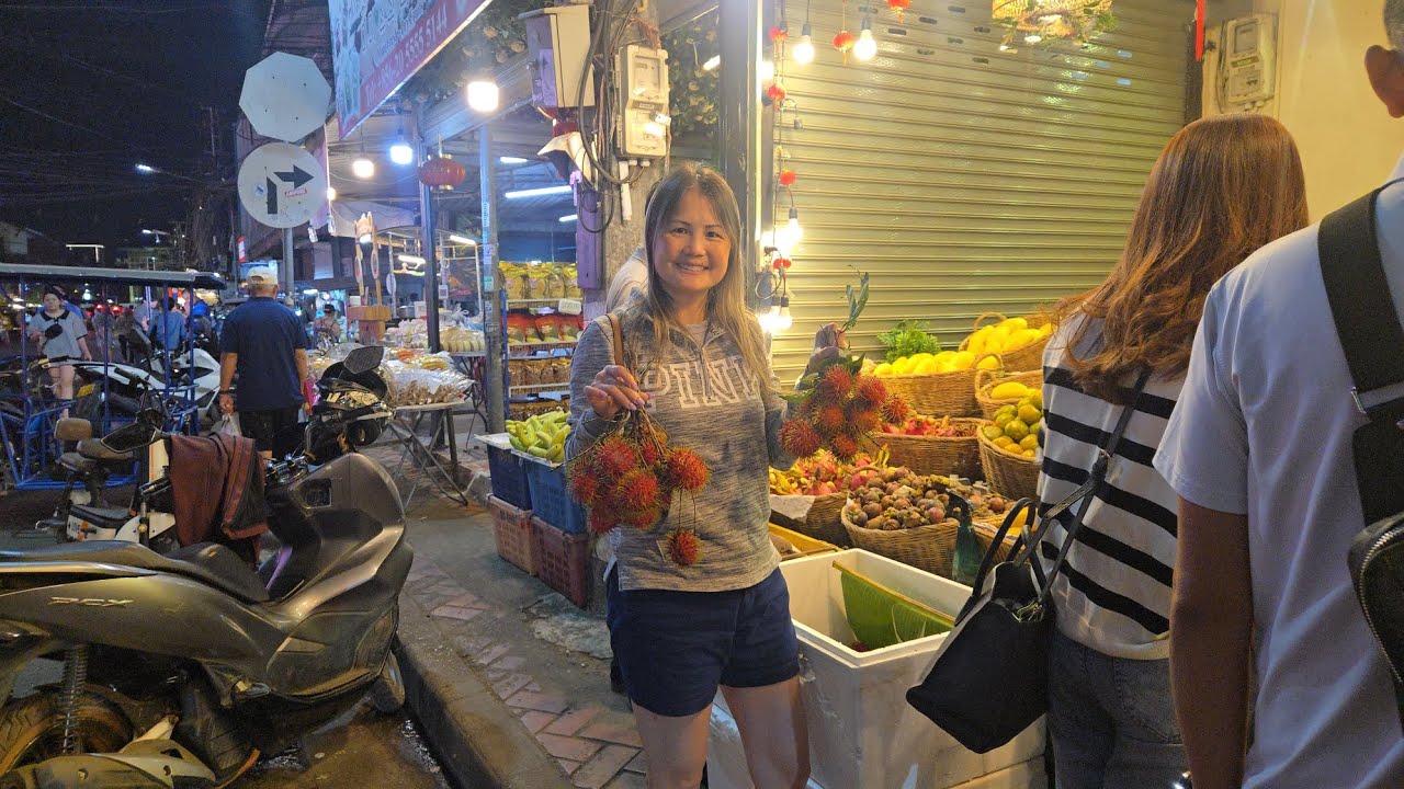 Eating dancing shrimps in Vientiane Laos evening market #laos #mien