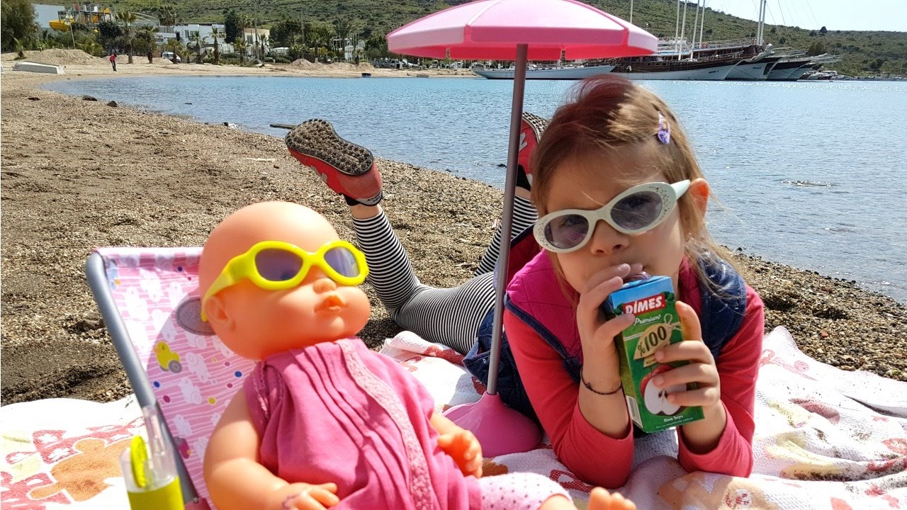Oyuncak bebek için plaj takımı. Çocuk oyunları