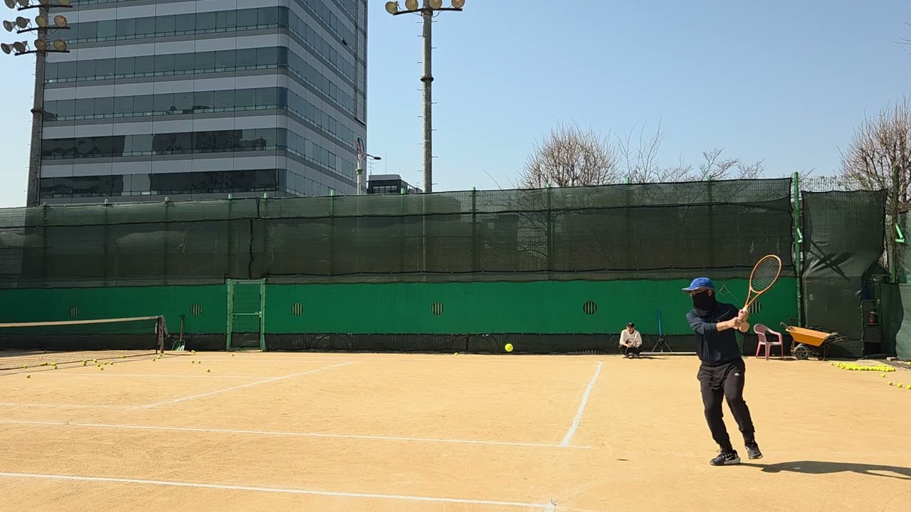 백핸드[탑스핀] 20260228 옆에서 촬영한 투핸드-오른쪽 골반부터 회전해서 치려고 생각하고 쳤음