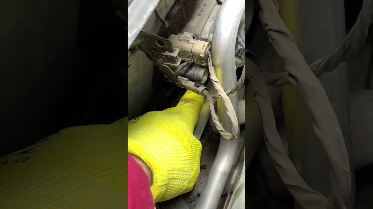 How to Disconnect heater hose or heater water pipe Land Rover (AUTOWOW)