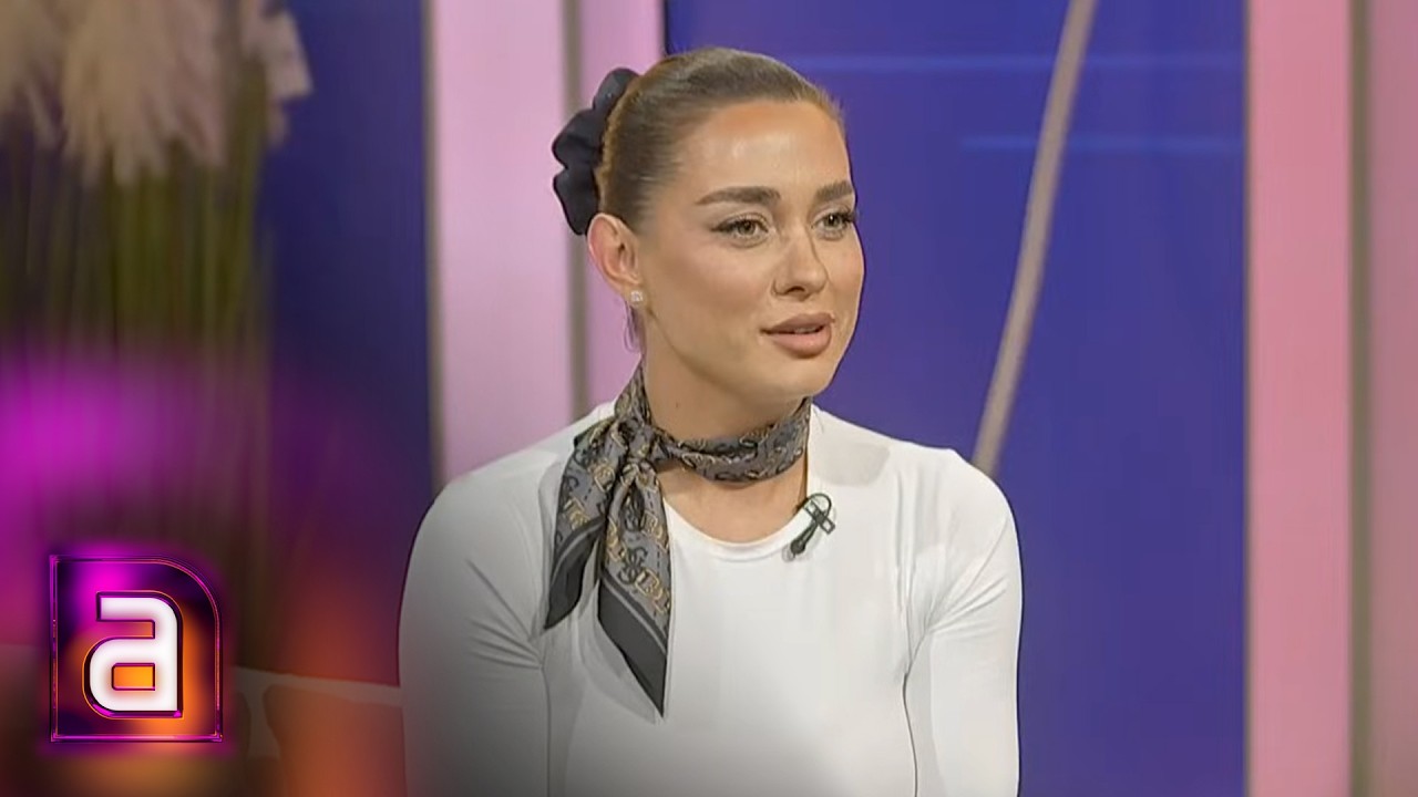 Me valixhe në dorë dhe uniformë, stjuardesa vjen nga fluturimi me PRIVATE JET direkt e në studio