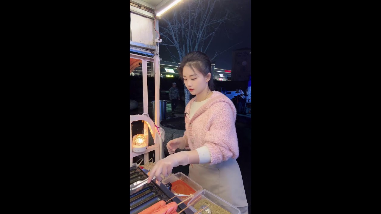 莹莹在摆摊